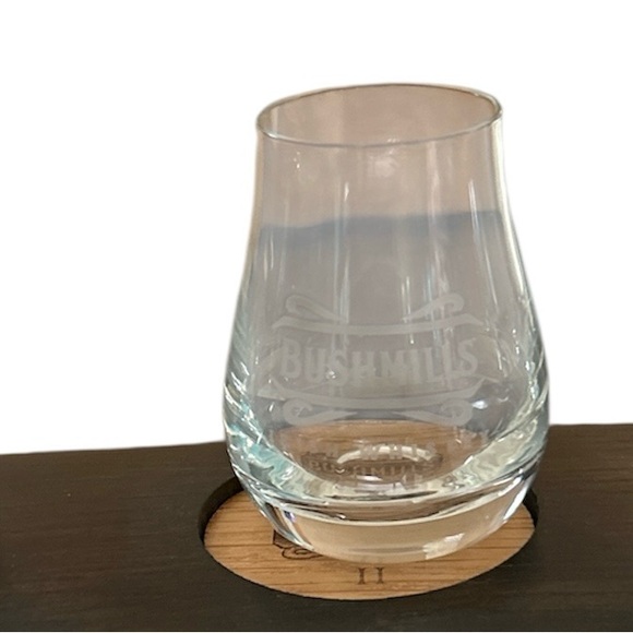 New in Box Bushmills Irish whiskey flight paddle with 3 tasting glasses - Picture 4 of 4